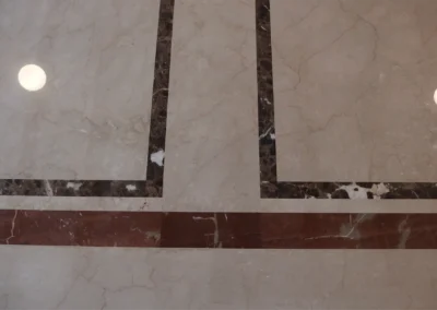 Mramorová dlažba s intarzií a bordurami