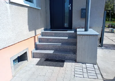 Žulový obklad schodiště