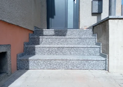 Žulový obklad schodiště