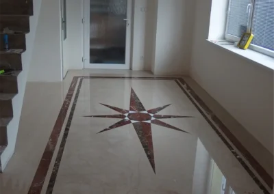 Mramorová dlažba s intarzií a bordurami