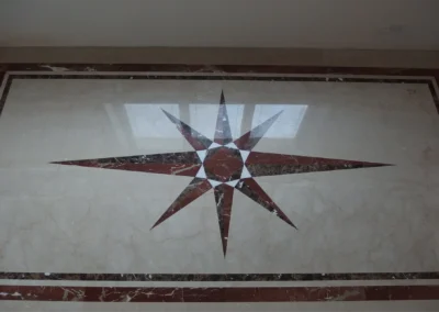 Mramorová dlažba s intarzií a bordurami