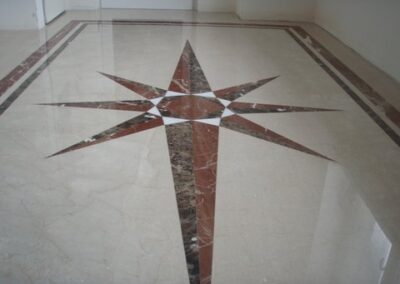Mramorová dlažba s intarzií a bordurami